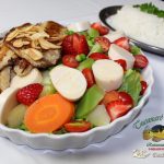File de tilapia com salada refrescante